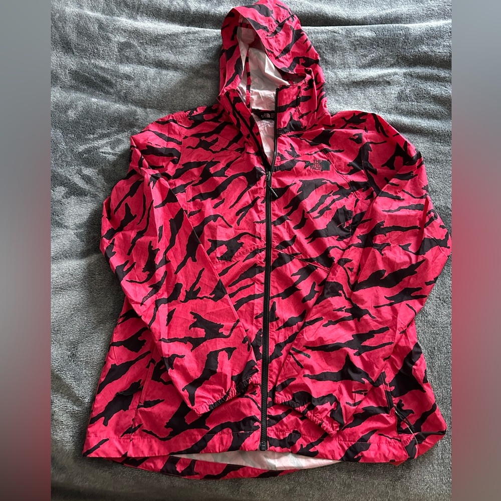 The North Face women wind/rain racket.Brand new with tag.Size M